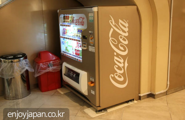 에스컬레이터 아래의 짜투리 공간을 활용하고 있습니다. 에스컬레이터 아래의 짜투리 공간을 활용하고 있습니다.